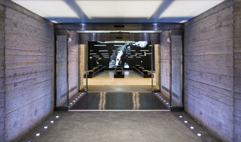 Mira bordillo Regularmente A Look Inside the Largest Adidas Store in the World, Designed by Gensler