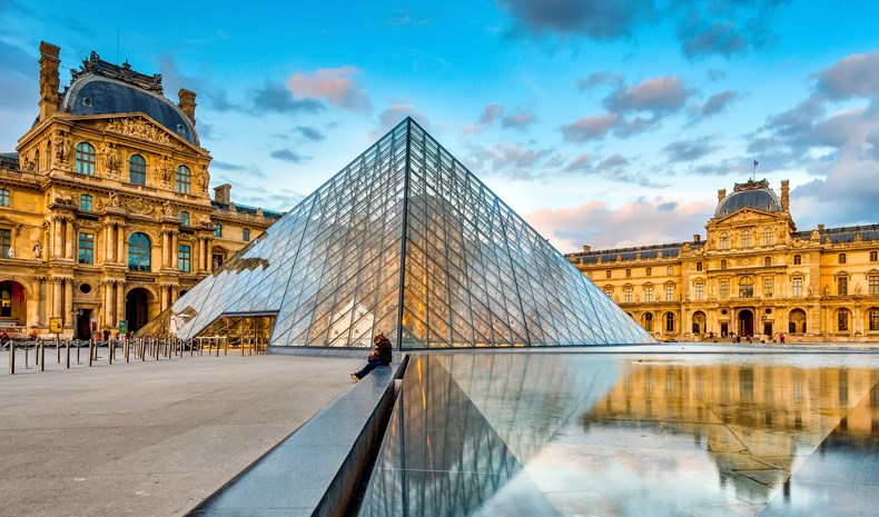 Musée du Louvre: discover the artistic and tourist heart of the capital 